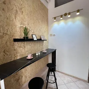 Signorina In Albergue